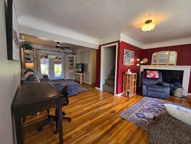 Escaleras al dormitorio 2 - 1065 13th St NE