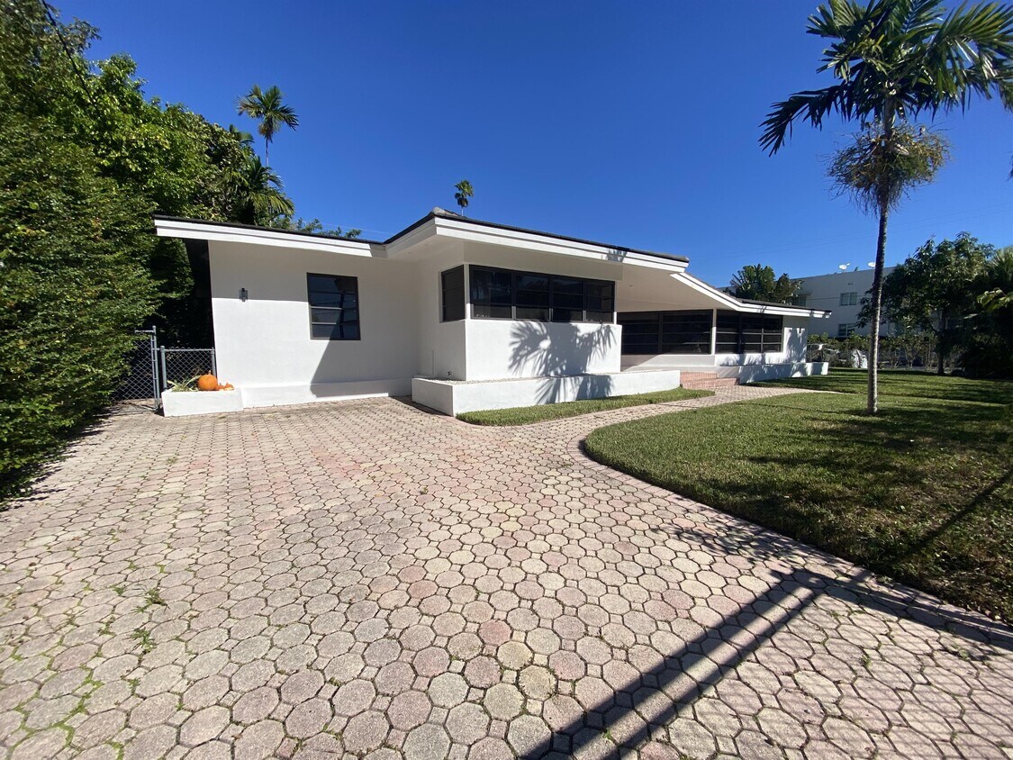 Photo - 1101 Bay Dr (Miami Beach, FL)