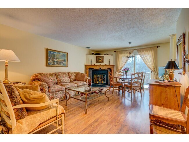 Foto del edificio - 181 Riverside Townhouses Rd