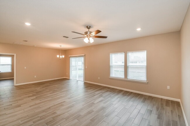 Foto del edificio - 7049 Bowers Creek Dr