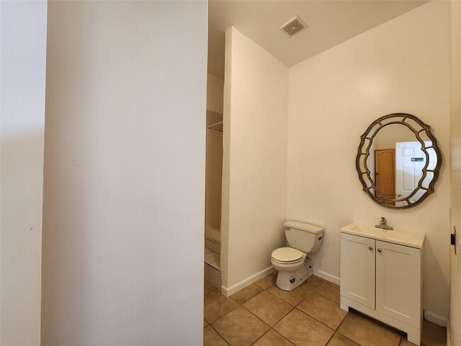 Building Photo - 5027 Creekmont Dr