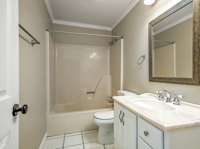 Building Photo - 225 Oakcrest Cir