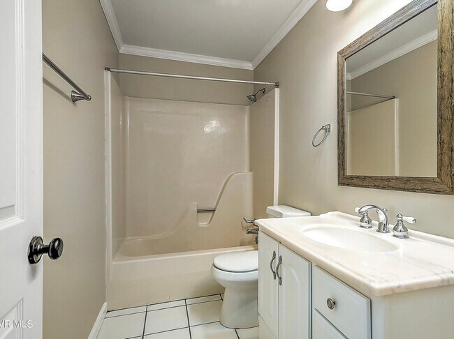 Foto del edificio - 225 Oakcrest Cir