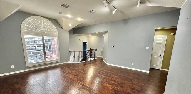 Building Photo - 220 Redwood Dr