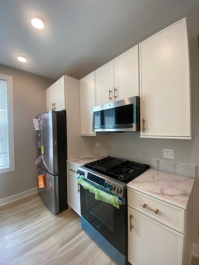 Building Photo - 2934 N Avers Ave