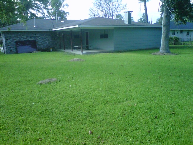 Building Photo - 6369 Blue Grass Dr