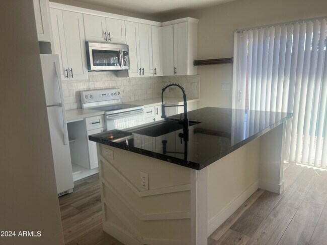 Foto del edificio - 3125 E Oak St