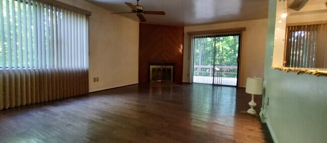 Building Photo - 5275 Country Club Rd