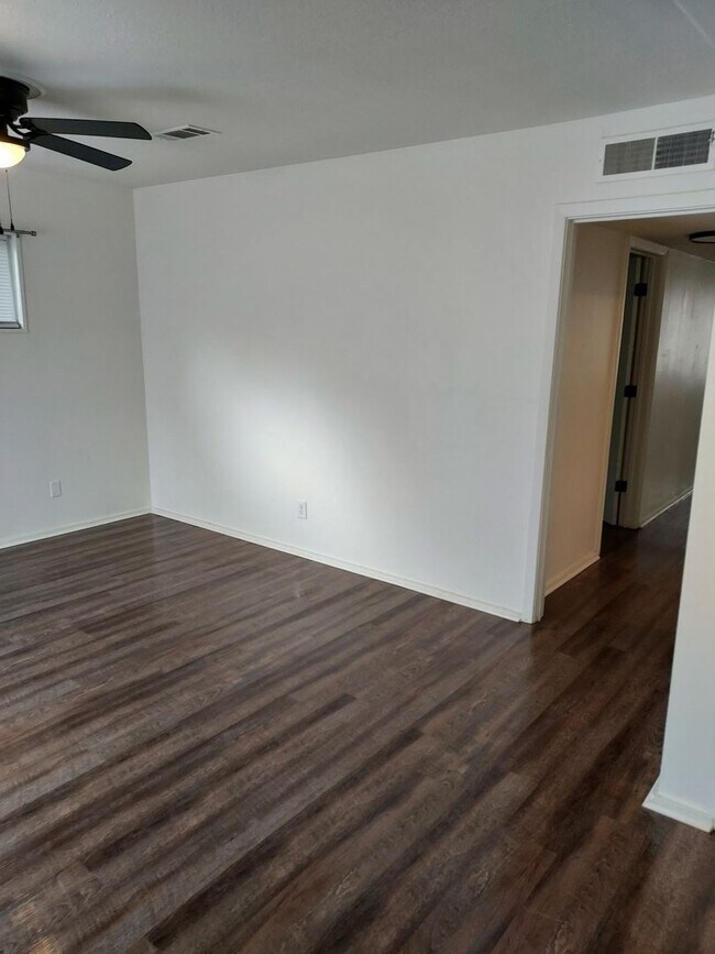 Foto del edificio - Newly remodeled 3/1 walking distance to re...