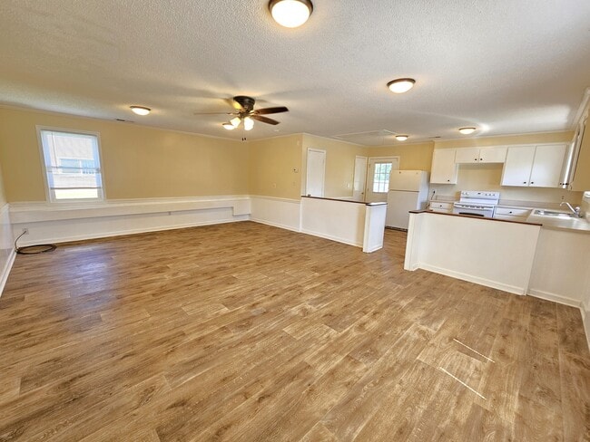 Building Photo - 1198 Holly Springs Rd