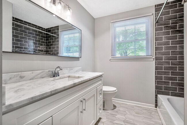 Building Photo - 213 Ivy Dr