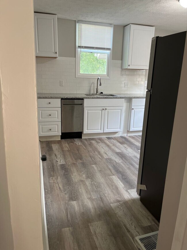 Building Photo - 3 bedroom 1 bathroom duplex