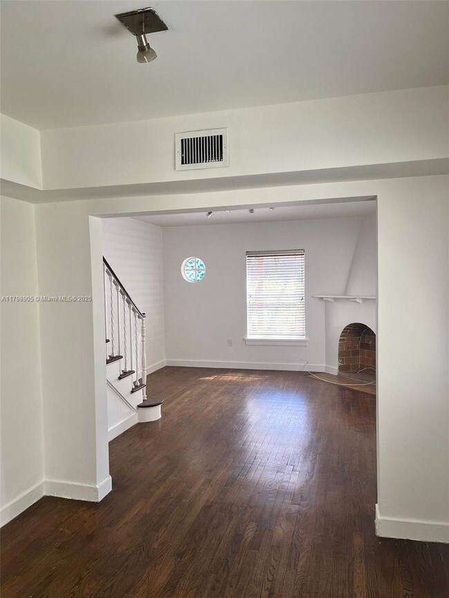 Building Photo - 833 W 39th St