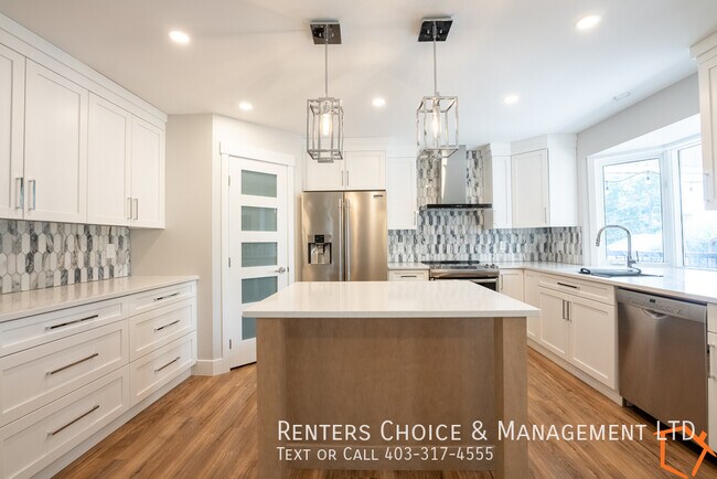 Photo du bâtiment - 3 bedroom Main Floor With Attached Garage, Utilities Included