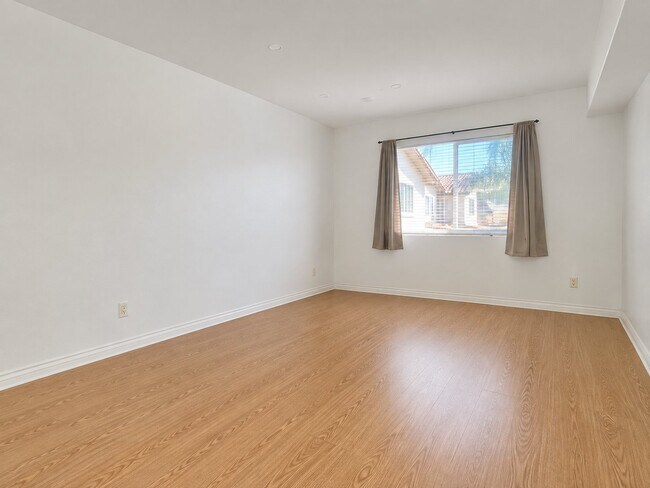 Building Photo - 1386 E Madison Ave