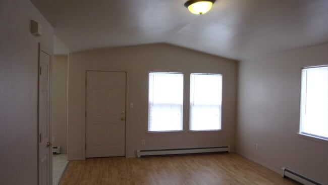Building Photo - 932 A St