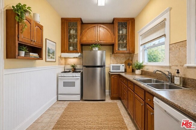 Building Photo - 2713 S La Salle Ave