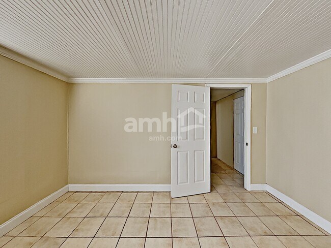 Foto del edificio - 2044 Lakeland Dr