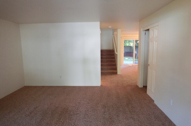 Building Photo - 2 BED 2 BATH TOWNHOME