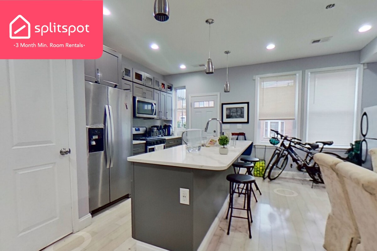 Primary Photo - Private room in 6 bedroom Washington Apart...