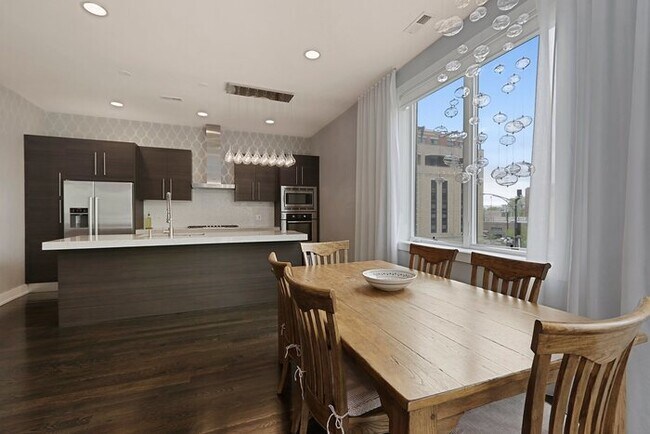 Building Photo - Beautiful 3 Bedroom Apartment in West Loop!