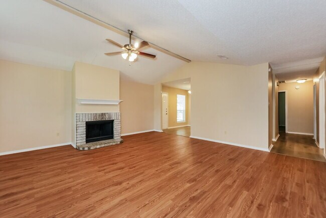 Foto del edificio - 1125 Hidden Creek Dr