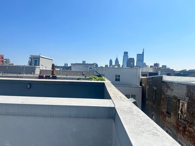 Foto del edificio - OPEN HOUSE 07-24-26 3PM Beautiful Bi-level Condo with Amazing Roof Top Deck