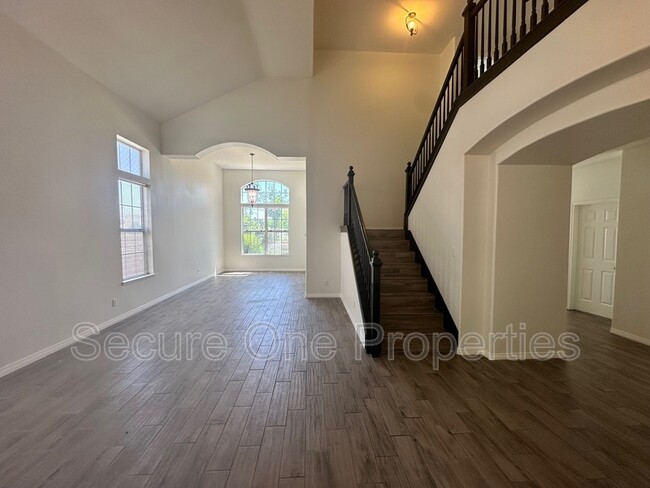Building Photo - 2350 Laurelwood Dr