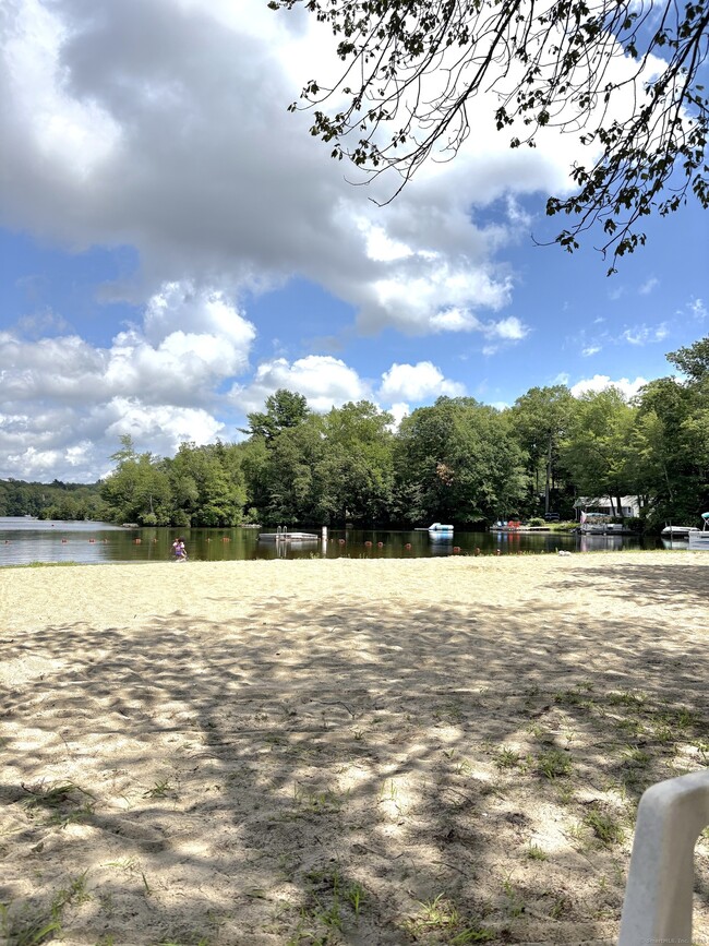 Foto del edificio - 145 Lakeside Dr