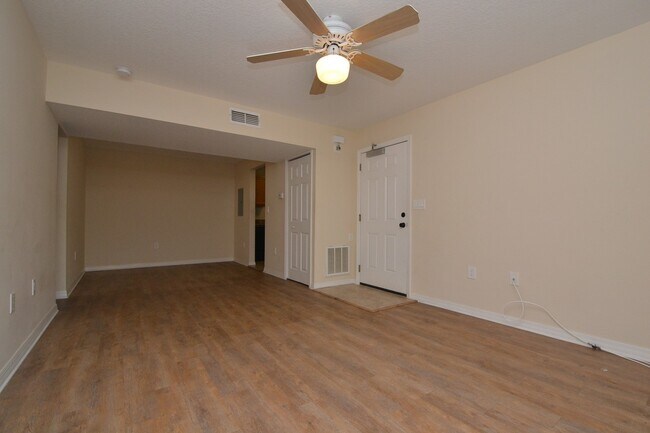 Foto del edificio - Lovely Winter Springs Condo ~ Vinyl Plank Flooring and Large Screened Patio!