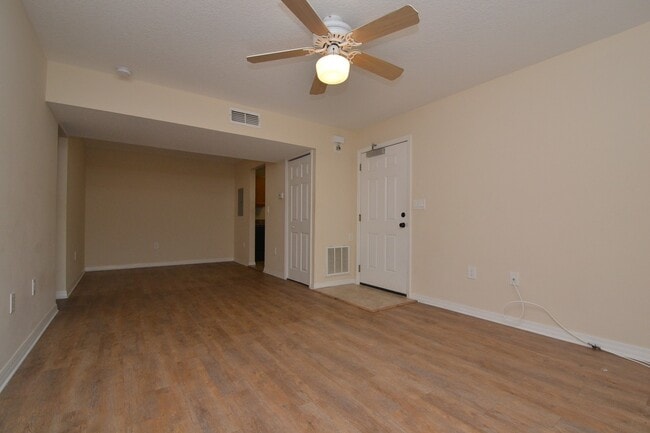 Building Photo - Lovely Winter Springs Condo ~ Vinyl Plank Flooring and Large Screened Patio!