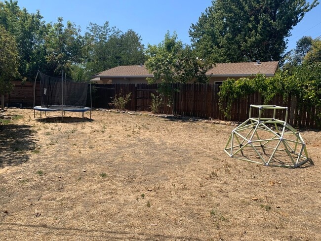 Building Photo - Updated 3 Bedroom Home Near Chestnut Park