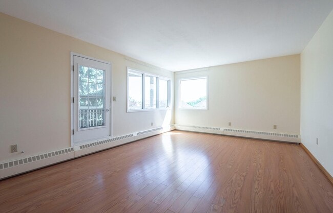 Building Photo - 3 Bed 1.5 Bath Unit in Edmonton, AB