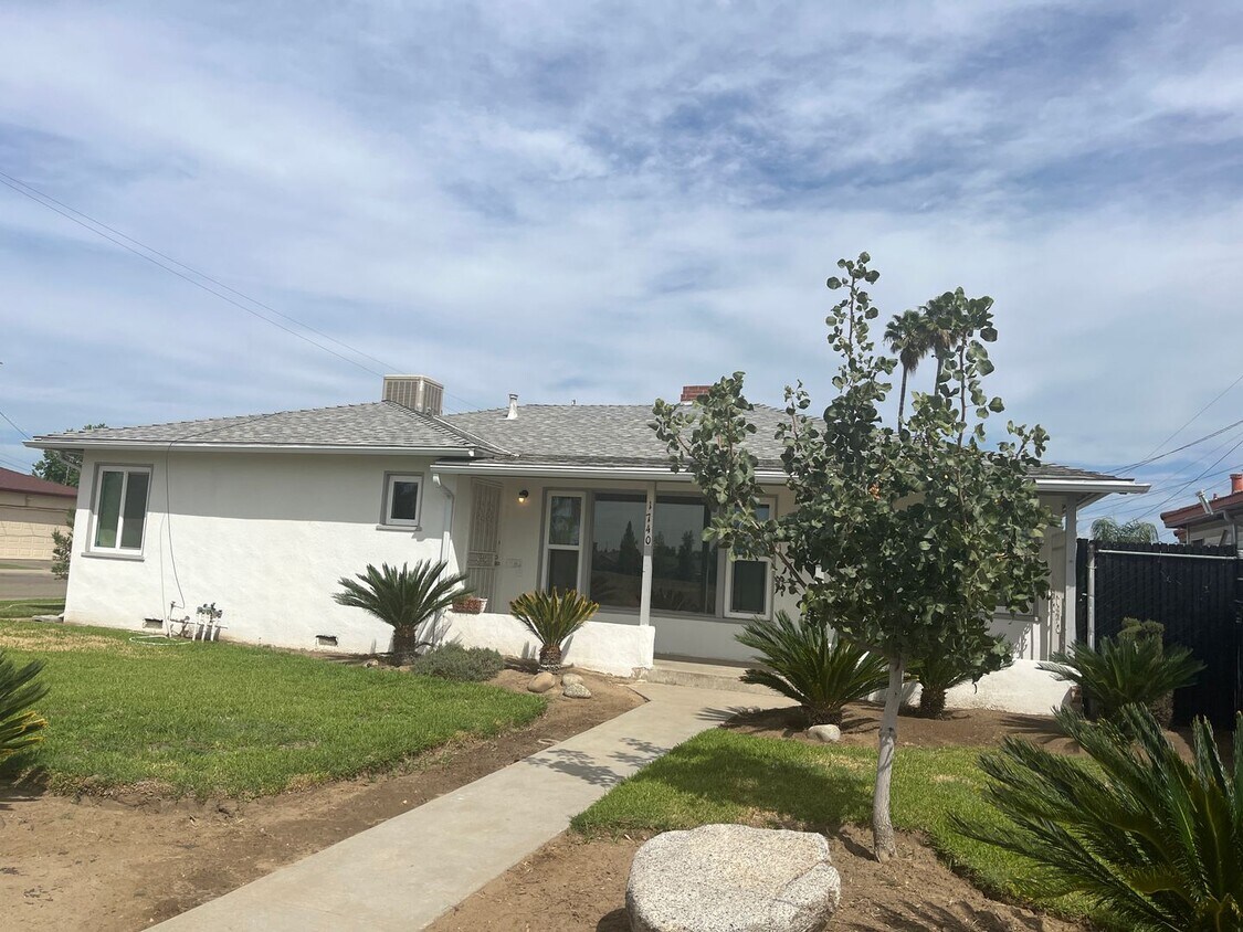 Foto del edificio - Sanger 2 Bedroom/2 Bath with trailer parking for Lease