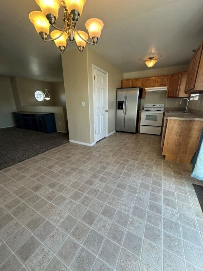 Foto del edificio - Move-In Ready 5-Bed with Garage, Yard & Up...