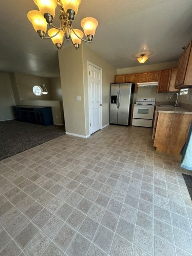 Building Photo - We Buy Christmas! $1000 Amazon Gift Card + Free Rent! 5 Bed 2 Bath Home in Syracuse