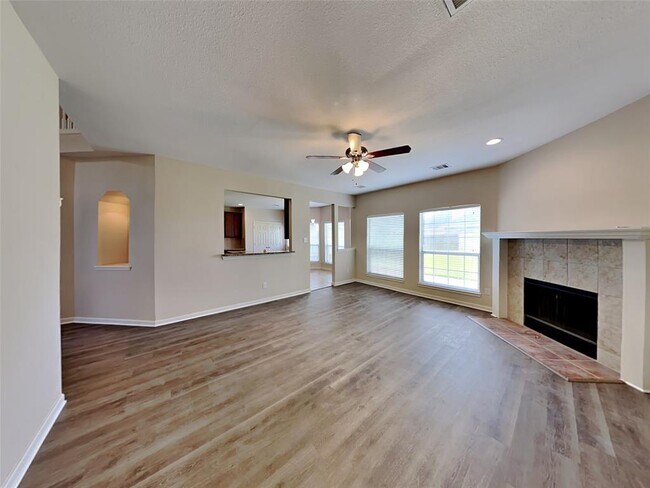 Building Photo - 501 Falcon Lake Dr