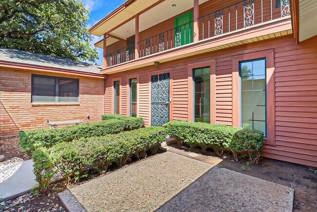 Foto del edificio - 2435 E 17th St