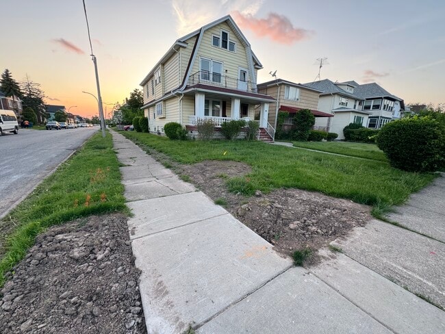 Building Photo - 238 Crestwood Ave