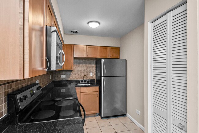 Foto del edificio - 3812 N Pine Grove Ave
