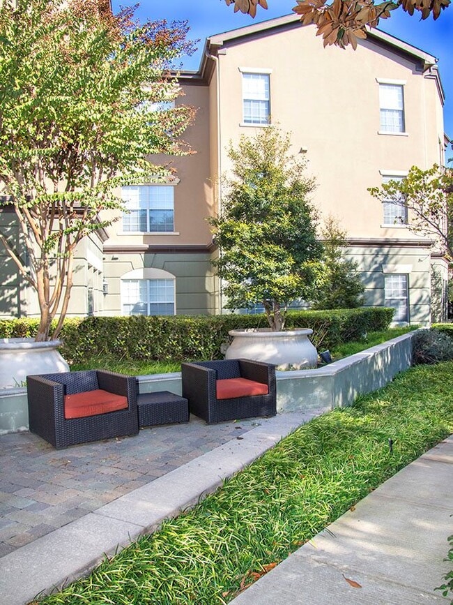Building Photo - High and dry in Highland Park, 1BR