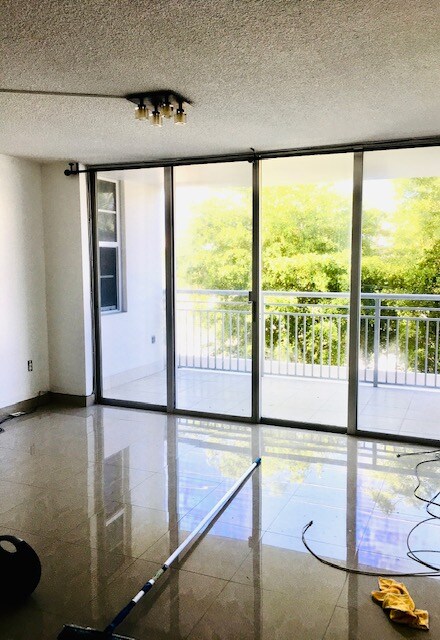 Foto del edificio - 9250 W Bay Harbor Dr