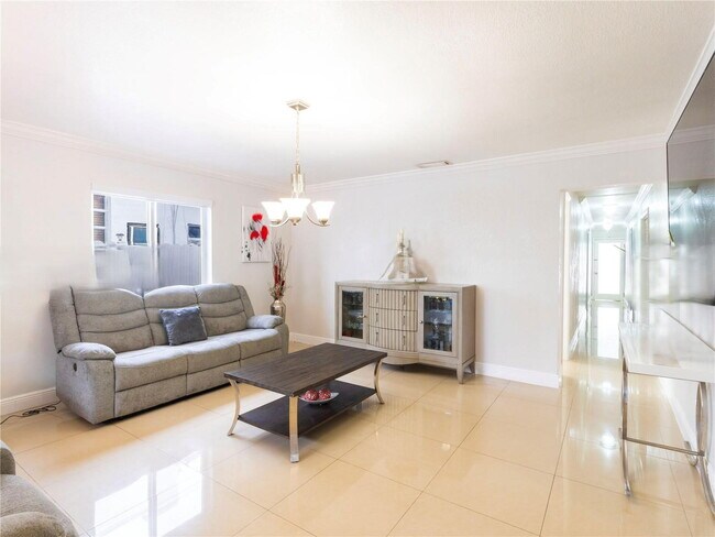 Foto del edificio - Northwest 58th Court, Miami, FL 33126 - 3 BR 2 BA single-family home