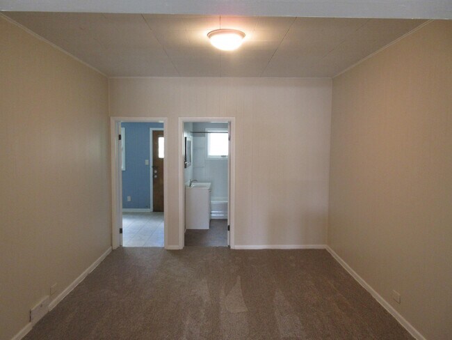 Building Photo - 876 Hertel Ave