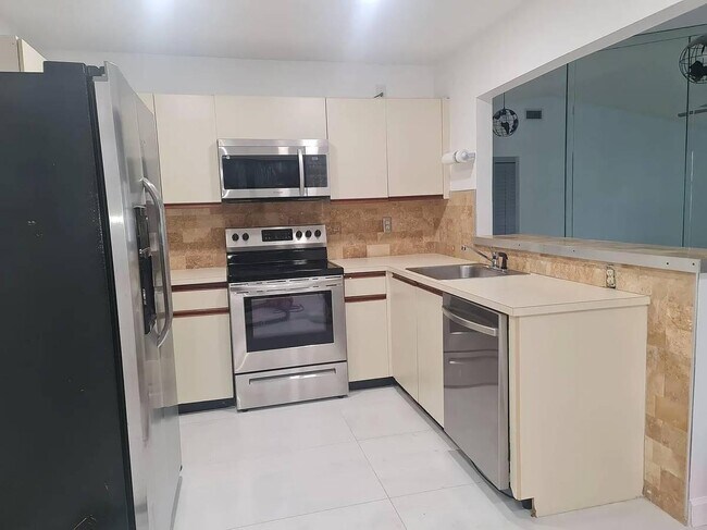 Foto del edificio - 7714 Tahiti Ln