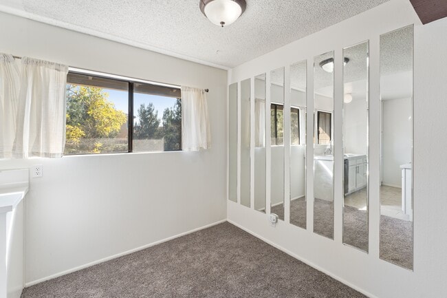 Building Photo - 4 Streamwood