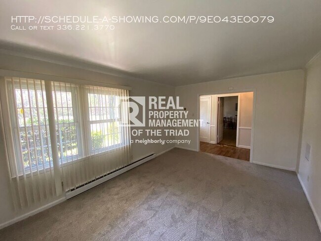 Foto del edificio - Roomy 3 Bed / 1.5 Bath Home w/Fenced Backyard