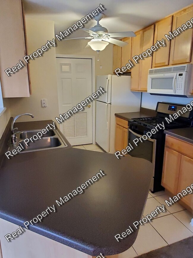 Building Photo - 2 Bedroom Condo