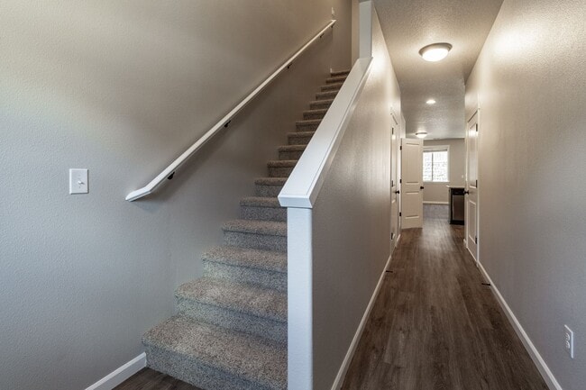 Foto del edificio - Newer Gorgeous 3 bedroom 2.5 bathroom 2 car garage Town Home *$500 Move-in Special- Skyview High ...