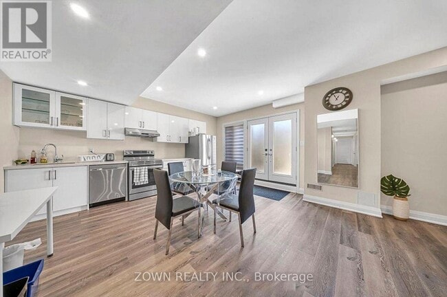 Building Photo - 736 Hillview Crescent